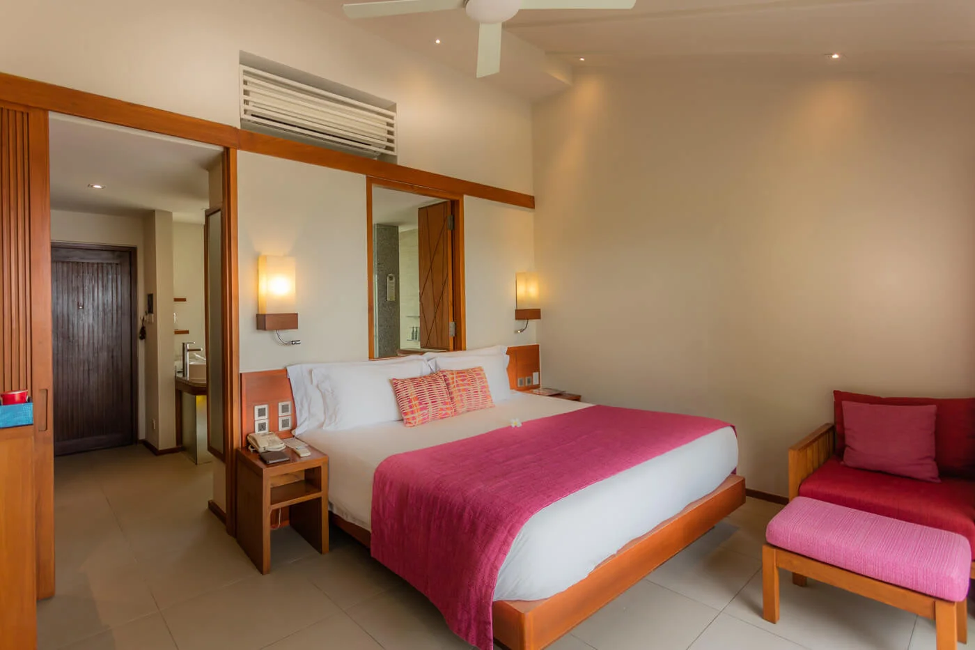 centara-rasfushi -deluxe-ocean-front-beach-villa-room-1